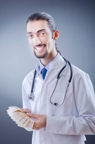 Arzt mit Geld im Studio — Stockfoto