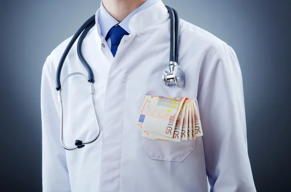 Médico con dinero en el estudio — Foto de Stock