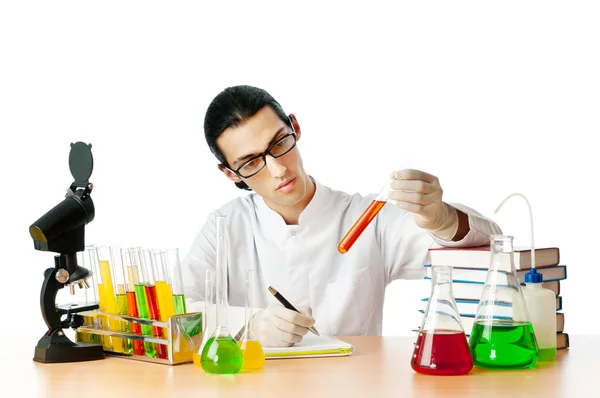 Estudiante trabajando en el laboratorio químico —  Fotos de Stock