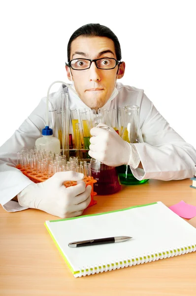 Estudiante trabajando en el laboratorio químico — Foto de Stock