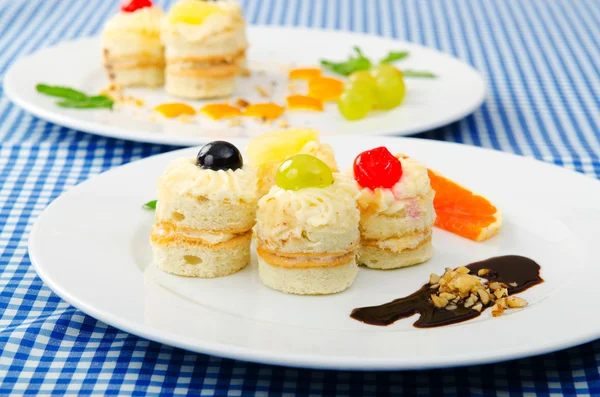 접시 가득 맛 있는 미니 케이크 — 스톡 사진
