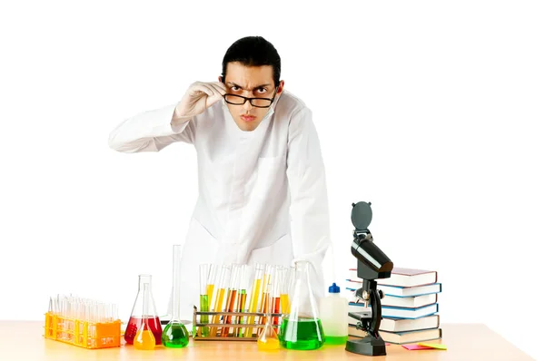 Químico en el laboratorio experimentando con soluciones —  Fotos de Stock