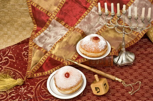 Chanukka Menora mit Dreidel und Donuts — Stockfoto