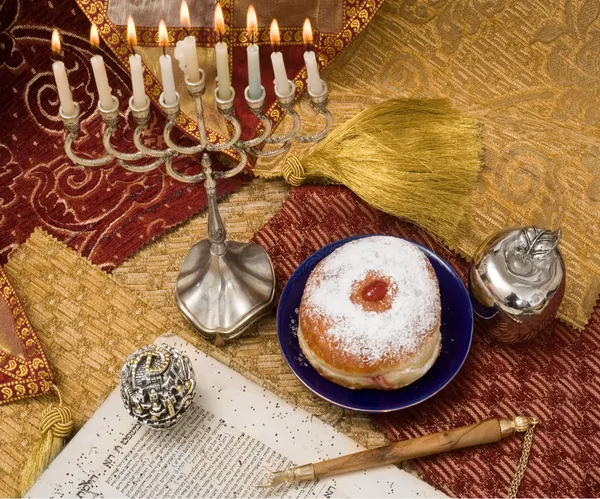 Chanukka Menora mit Kerzen und Donut — Stockfoto