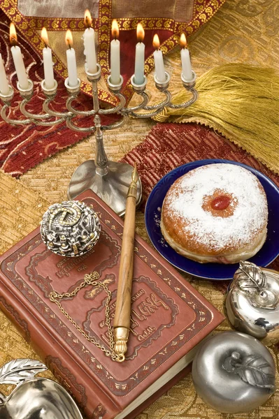 Hanukkah menorah mumlar ve çörek — Stok fotoğraf