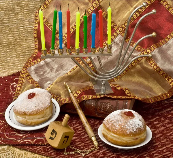 Chanoeka menorah met kaarsen en donuts — Stockfoto