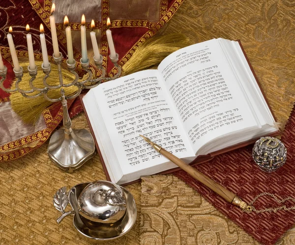 Hanukkah menorah con velas y torá — Foto de Stock