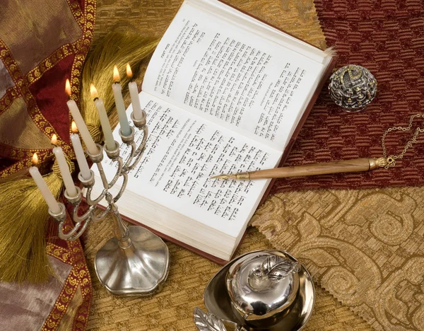 Hanukkah menorah mumlar ve Tevrat ile — Stok fotoğraf