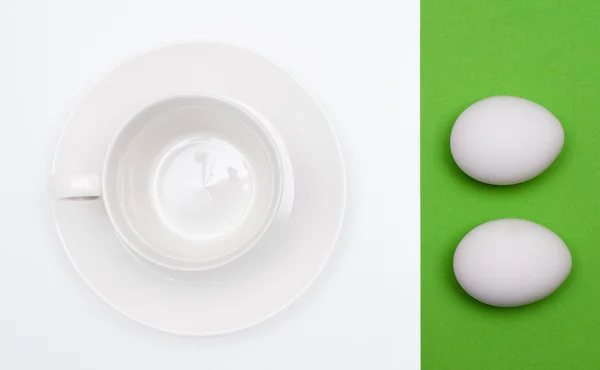 白色杯子和早餐吃鸡蛋可 — 图库照片