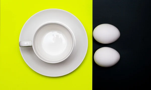 Kahvaltı için yumurta ve beyaz bardak — Stok fotoğraf
