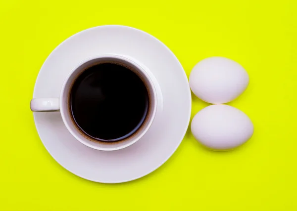 Coppa di caffè e uova per la prima colazione — Foto Stock