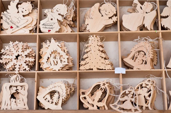 Schachtel mit schönen hölzernen Weihnachtsspielzeugen — Stockfoto