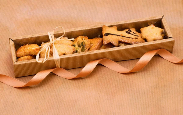 Рождественские печенья в коробке — стоковое фото