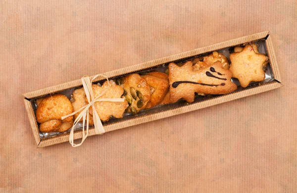 Рождественские печенья в коробке — стоковое фото