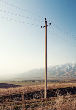 bir Dağları'nda elektrik pilon