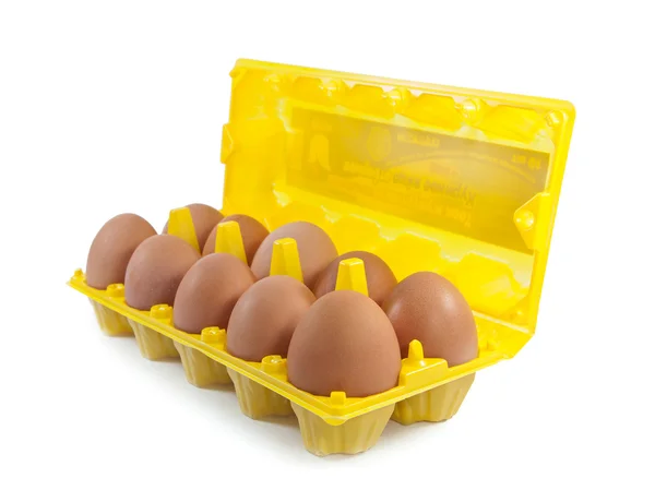 Isolar os ovos na embalagem sobre um fundo branco — Fotografia de Stock