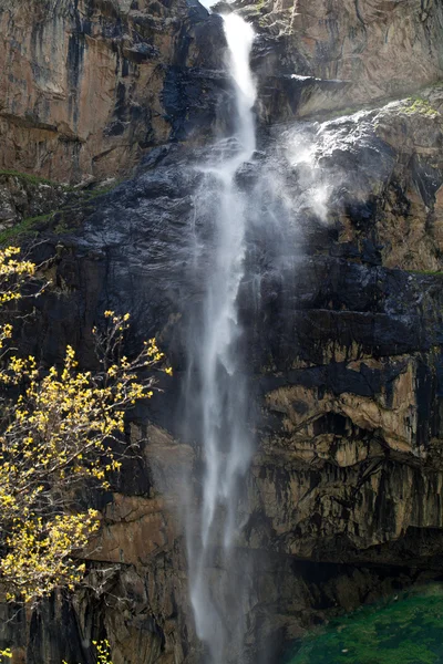 Cachoeira desfiladeiro Belagorka. Quirguizistão . — Fotografia de Stock