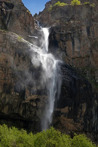瀑布峡谷 belagorka。吉尔吉斯斯坦. — 图库照片