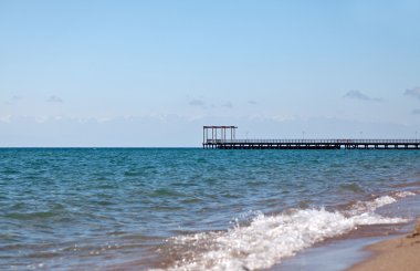 bir dağ gölü Issyk-Kul iskele kıyı. Kırgızistan.