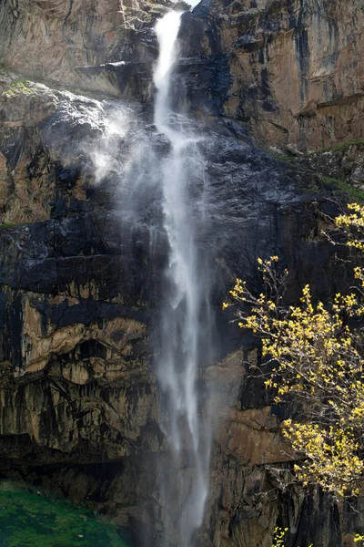 Waterfall Gorge Belagorka. Kyrgyzstan. — Stock Photo, Image