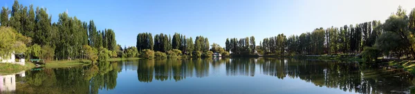 Panorama Freshwater lake with reflection of trees and sky — Stock Photo, Image