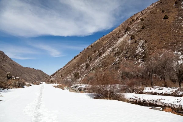 Volumetric landscape of mountains. Snowy trail — Stock Photo, Image