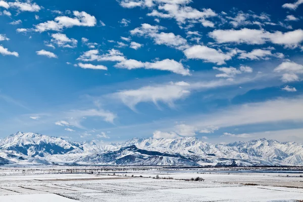 Panoramic landscape of snowy mountains — Stock Photo, Image