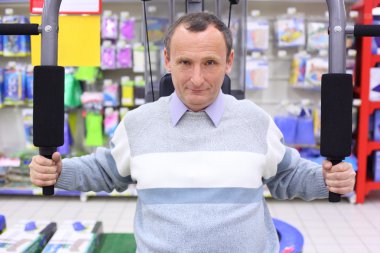 yaşlı bir adam spor egzersiz üzerinde dükkan