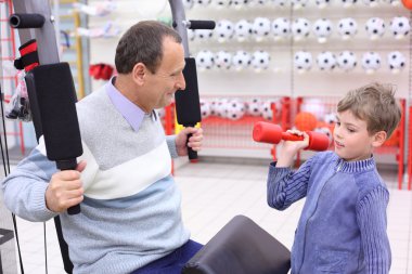 dükkanda spor egzersiz ve çocuk yaşlı bir adam barbell ile