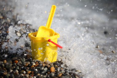 Sahil üzerinde kepçe ile çocuk kova sarı