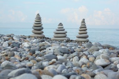 çakıl plajı üzerinde üç taş yığınları