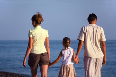 ailenin kızı ile deniz sahil boyunca yürür