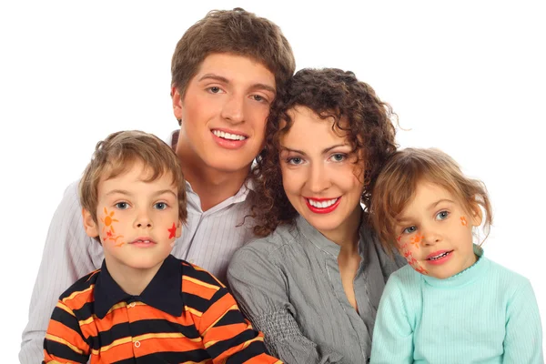 Glückliche vierköpfige Familie mit Bildern auf kindlichen Gesichtern — Stockfoto