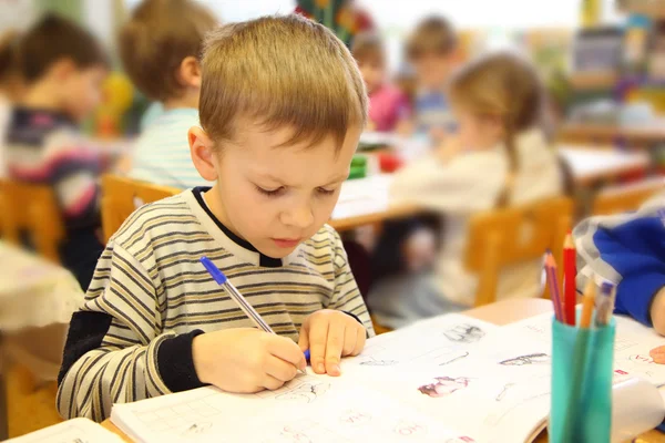 Малювання хлопчика в дитячому садку — стокове фото