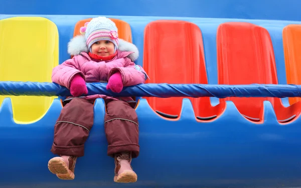 Klein meisje op carrousel — Stockfoto