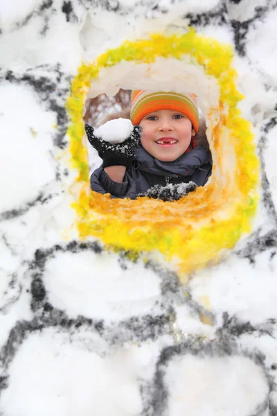 Niño con bola de nieve en la fortaleza de nieve — Foto de Stock
