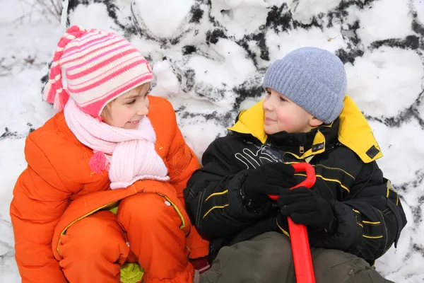 Menina e menino na parede de neve — Fotografia de Stock