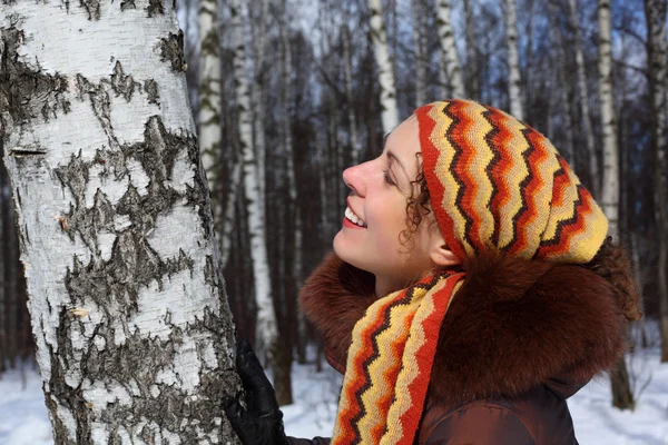 Huş ağacı ahşap kış genç güzel kadın — Stok fotoğraf