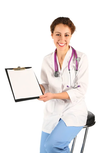 Docteur femme montrer feuille de papier — Photo