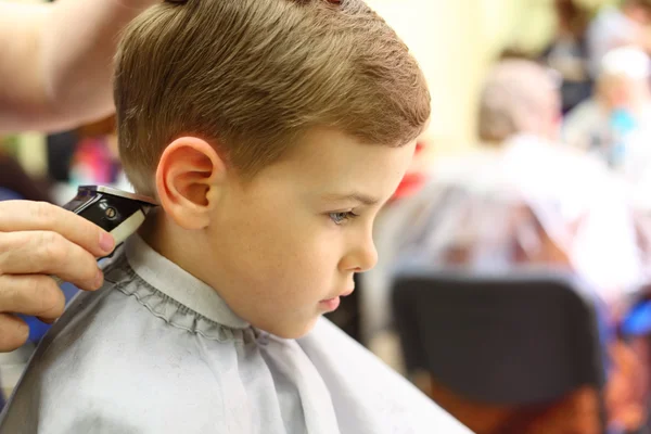 Pojke skär i frisör maskin — Stockfoto