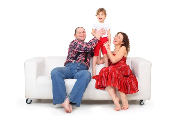 Filha e pais no sofá de couro branco — Fotografia de Stock