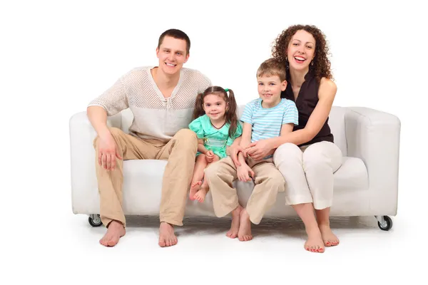 Сім'я сидить на білому шкіряному дивані — стокове фото