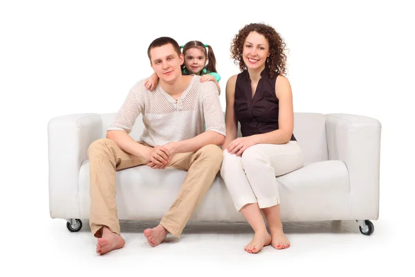 Dochter en ouders op witte lederen sofa — Stockfoto