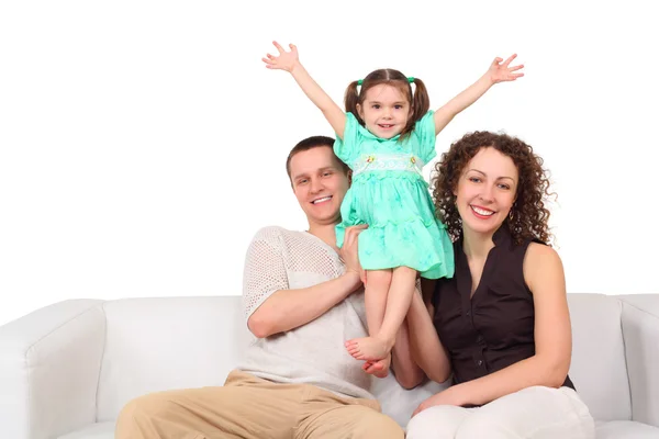 Vader, moeder en dochter op witte lederen sofa — Stockfoto