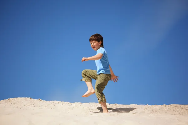 Kumsalda yürüyen çocuk — Stok fotoğraf