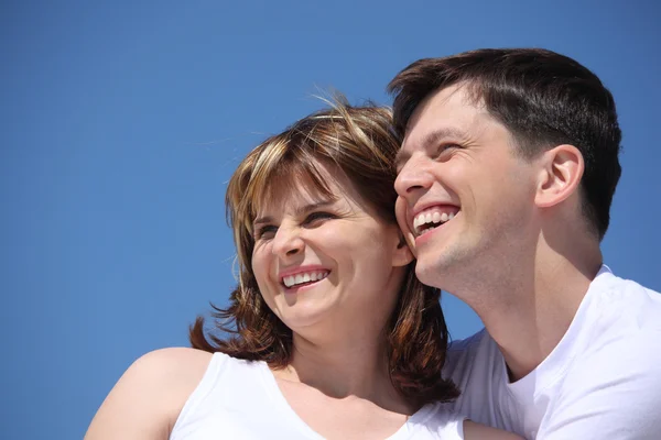 Rostos de casal feliz no céu — Fotografia de Stock
