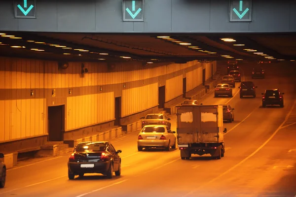 Carros em túnel — Fotografia de Stock