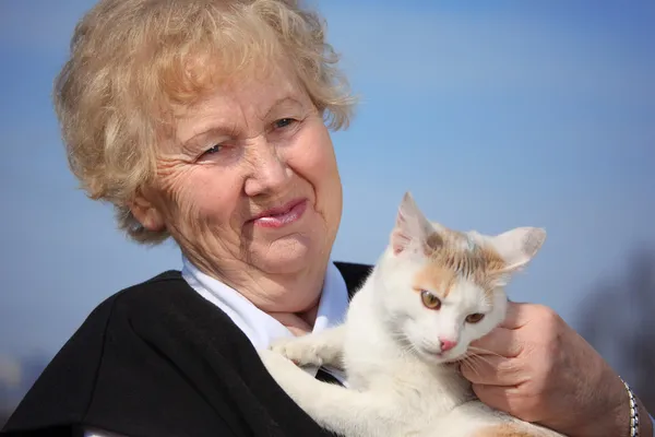 Портрет пожилой женщины с котом — стоковое фото