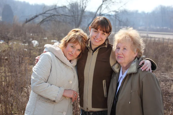 Mujeres de tres generaciones de una familia — Foto de Stock
