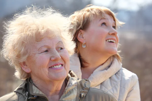 Sorrindo mulher idosa e sua filha — Fotografia de Stock